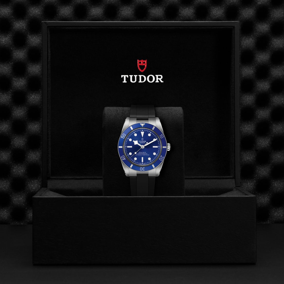 Tudor Black Bay Fifty-Four mit Edelstahgehäuse und Kautschukband und blauem Zifferblatt in der Box