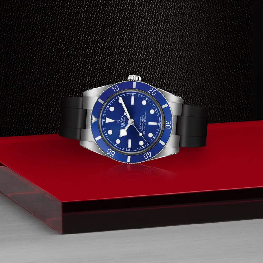 Tudor Black Bay Fifty-Four mit Edelstahgehäuse und Kautschukband und blauem Zifferblatt liegend