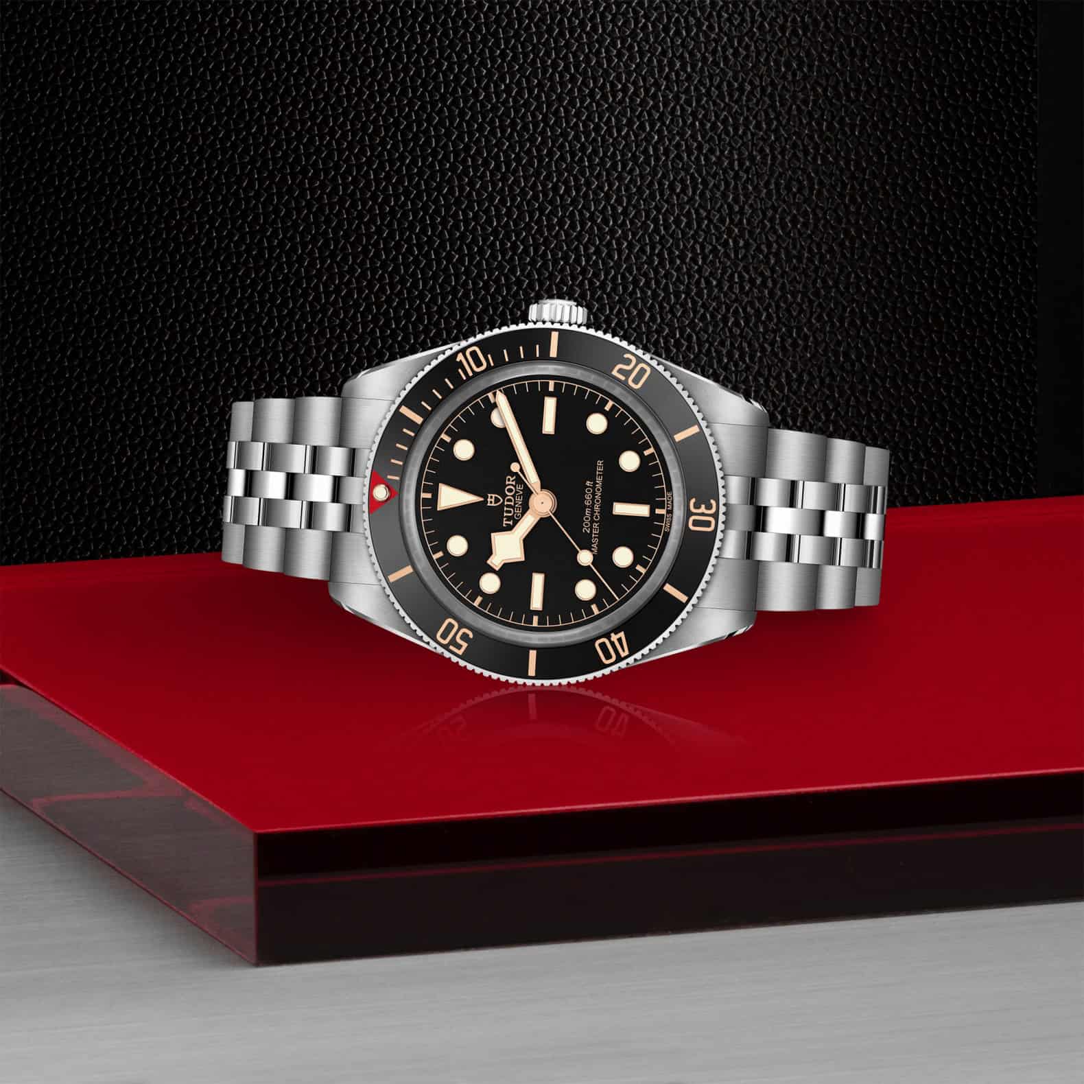 Tudor Black Bay 58 mit Gehäuse und Band aus Edelstahl und schwarzem Zifferblatt liegend