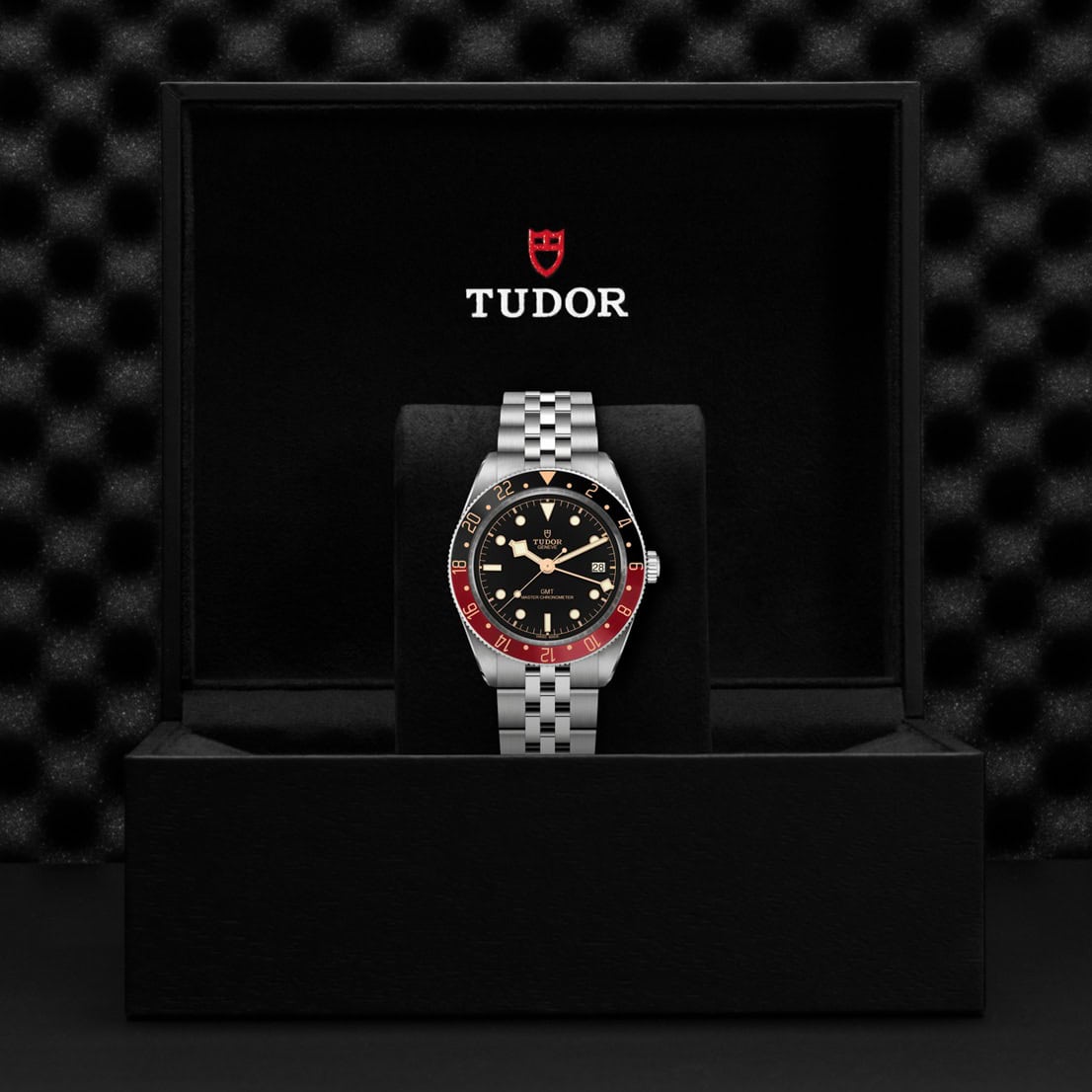 Tudor Black Bay 58 GMT mit Gehäuse und fünfreihigem Band aus Edelstahl und schwarzem Zifferblatt in der Box