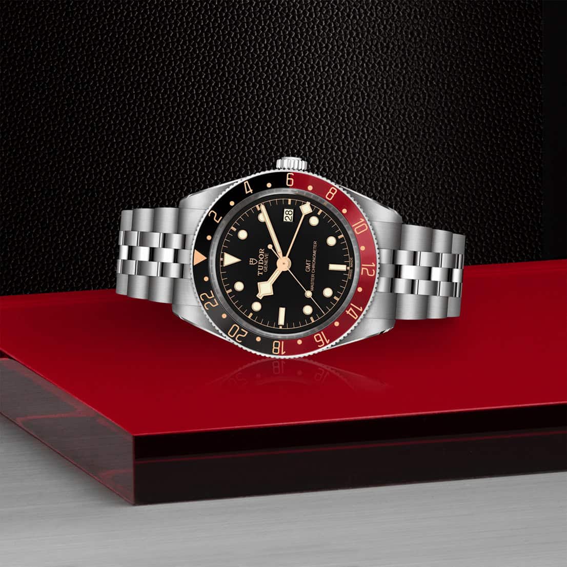 Tudor Black Bay 58 GMT mit Gehäuse und fünfreihigem Band aus Edelstahl und schwarzem Zifferblatt liegend