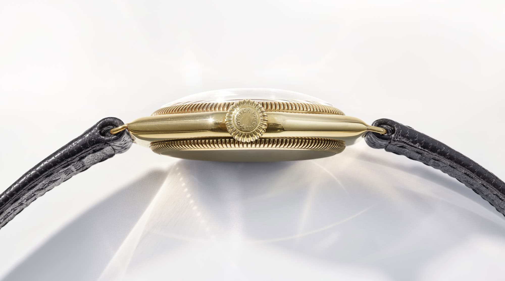 Die erste Rolex Oyster aus dem Jahr 1926 in der Seitenansicht