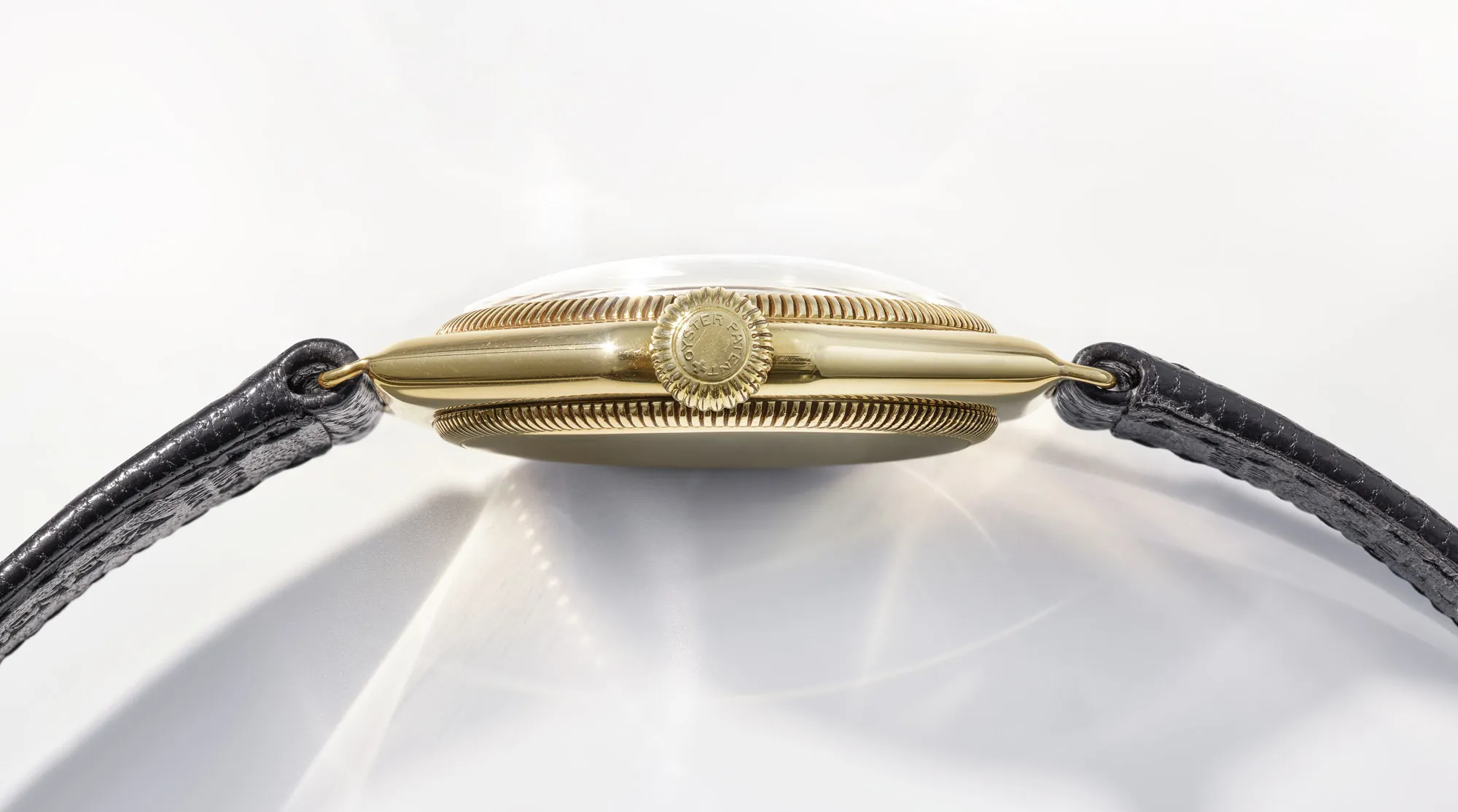 Die erste Rolex Oyster aus dem Jahr 1926 in der Seitenansicht
