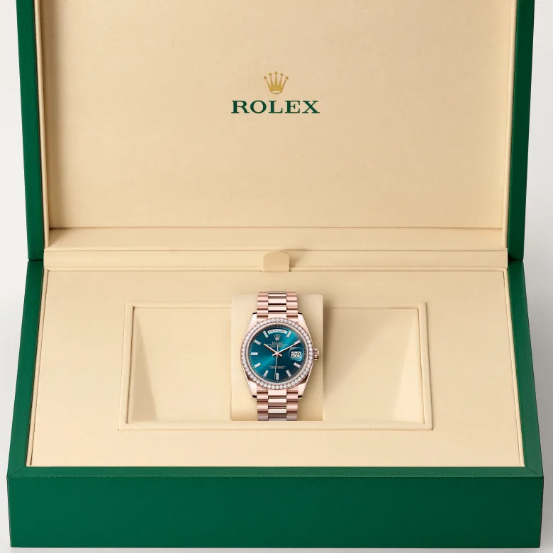 Rolex Day-Date in 18 Karat Everose-Gold in grüner Schatulle