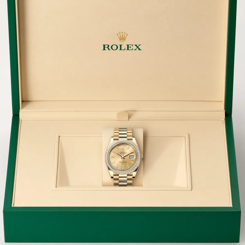 Rolex Day-Date in 18 Karat Gelbgold in grüner Schatulle